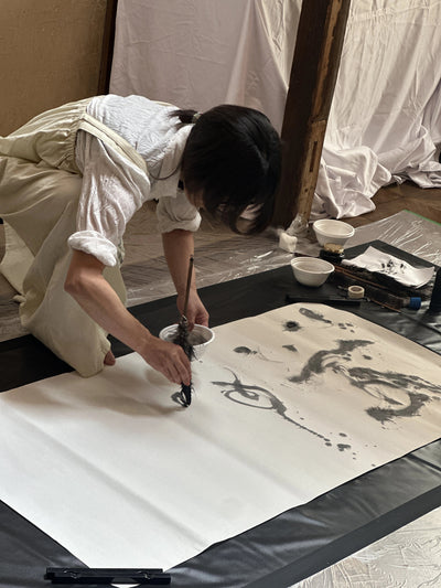 書家・伊藤倫のライブパフォーマンスを三軒茶屋「アタラヨ.」で開催しました|展示「黒白の素」イベントレポート